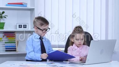 孩子们<strong>被打</strong>印在笔记本电脑和蓝色文件夹的视图中